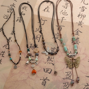 Etnische bohemian ketting met keramische kralen en vlinderbel hangers voor dames