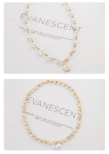 Detail van de parelketting met witte camelia en elegante vergulde sterrenschakels aan de nek