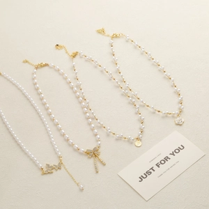 Elegante gouden dubbellaagse parelketting met camelia- en vlinderhangers voor dames