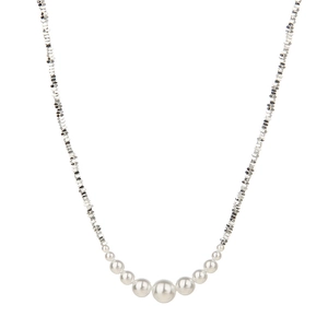 Minimalistische parelketting met zilveren details op een helder witte achtergrond