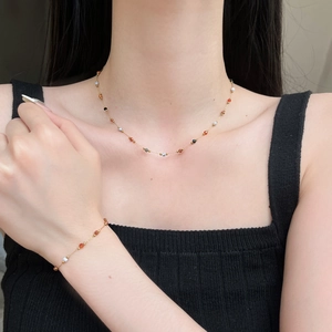 Edelstahl Vergoldet Mehrfarbige Naturstein Emaille Gänseblümchen Blume Halskette Armband Schmuckset Für Damen Alltagsschmuck