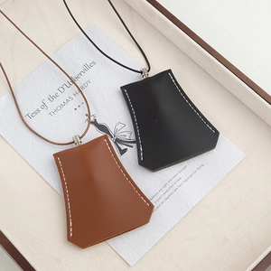 Custodia per chiavi minimalista in pelle nera e marrone con cuciture bianche a vista