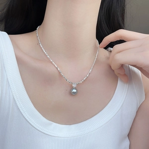 Elegante donkergrijze parelketting met zirkoonaccent op een zilverkleurige crushed ketting