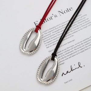 Collana minimalista con ciondolo a conchiglia d'argento e cordoncini in velluto rosso e nero