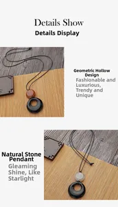 Vue détaillée du pendentif anneau noir glacé géométrique avec pierre naturelle sur cordon