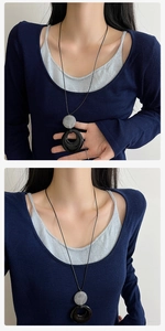 Détail du long collier pendentif anneau noir glacé avec texture marbre sur cordon