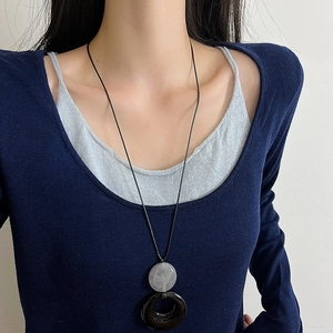 Long collier avec pendentif anneau en verre noir, bijou élégant de style vintage rétro