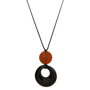 Sautoir en cordon noir avec perle ambrée et grand pendentif anneau en résine polie