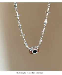 Dettaglio della collana con ciondolo a fotocamera vintage con catena di 45cm e 5cm