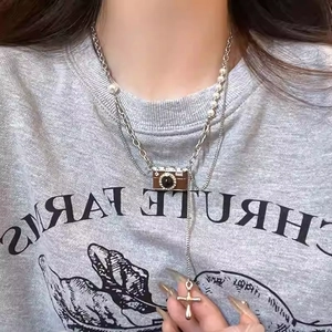 Collana vintage a forma di macchina fotografica con perle e croce in acciaio multistrato