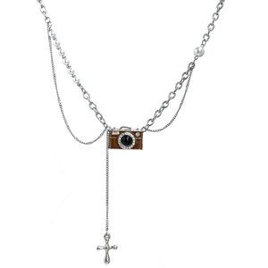 Collana vintage in acciaio al titanio con ciondolo a fotocamera marrone, perle e croce