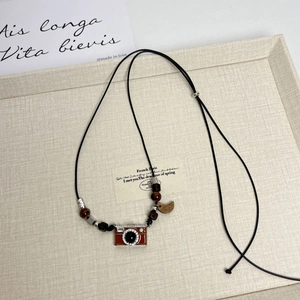 Vintage braune Kamera-Anhänger-Halskette mit Strass und hölzernen Mond-Akzenten