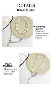 Detailweergave van een meerlaagse witte parelketting met een druppelvormige parelhanger