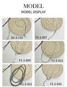 Gedetailleerd overzicht van diverse barokke parelkettingen met elegante metalen accenten