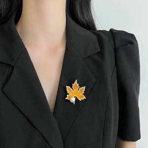 Broche Luxueuse en Künstliche Perles et Zircone Feuille d'Érable Cuivre Plaqué Or Cristal Bijoux de Mode pour Femmes