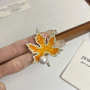 Élégante broche en forme de feuille d'érable avec zircons et une perle blanche
