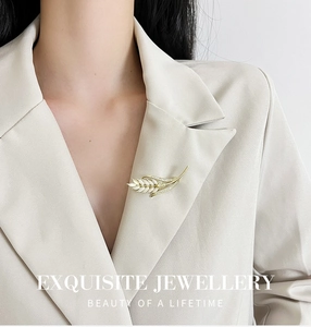 Detail van luxe kattenoog tarwe broche op beige blazer met sprankelende strass steentjes