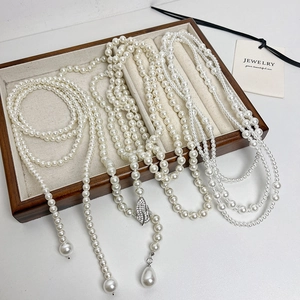 Elegante lange gelaagde parelketting met blad diamant hanger in een houten sieradendoosje
