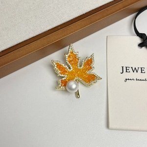 Broche feuille d'érable exquise avec zircons orange et accent de perle blanche