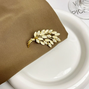 Élégante broche en épi de blé doré avec pierres œil de chat et strass sur tissu brun