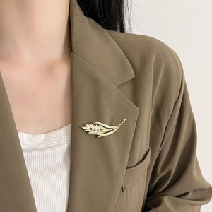 Elegante Vergulde Koperen Tarwe-aar Broche Voor Vrouwen Met Kattenoogsteen Zirkoon Lichte Luxe Mode Pak Accessoire Reversspeld