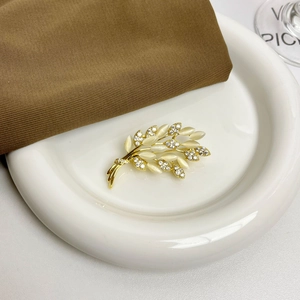 Broche épi de blé dorée avec pierres marquises blanches et cristaux étincelants
