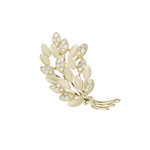 Broche épi de blé dorée élégante avec pierres œil de chat et zircons sur fond blanc