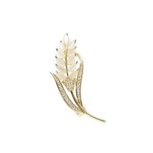Elegante gouden tarwebroche met kattenoogsteen en fonkelende witte zirkonia details