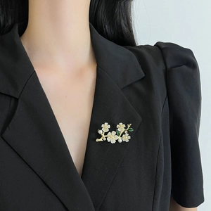 Luxury Real Gold Plated Copper Flower Brooch With Zircon Artificial Pearl Enamel Leaf Elegant Anti-exposure Pin For Women Suit Jewelry