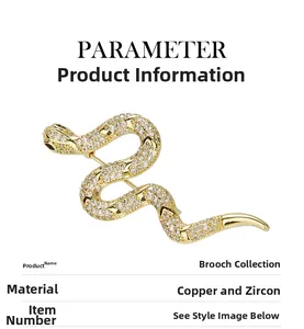 Détail macro d'une broche serpent dorée avec micro-pavage de zircone et base en cuivre