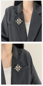 Detalle de un broche de estrella vintage con perlas y cristales en la solapa de un traje