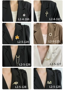 Sélection de broches en zircon plaqué or montrant des designs élégants sur revers