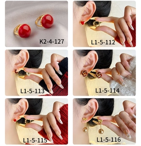 Vues détaillées de boucles d'oreilles cœur rouge et trèfle avec nœuds en perles