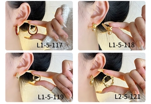 Détails de quatre styles de boucles d'oreilles élégantes dorées avec perles de luxe