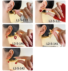 Collage montrant diverses boucles d'oreilles en perles et résine rouge élégantes
