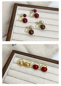 Détails de boucles d'oreilles créoles et en C avec perles en rouge, marron et doré