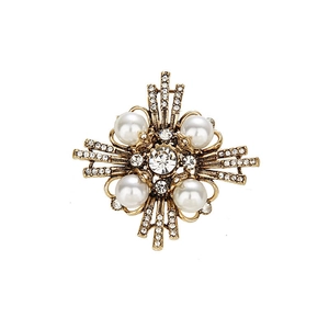 Broche de cruz dorado vintage con perlas blancas y detalles de diamantes de imitación