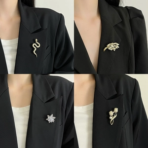 Ensemble de broches dorées de luxe avec motifs serpent, blé, flocon de neige et tulipe