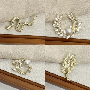 Broches luxueuses plaquées or serties de zircons et perles en quatre styles chics