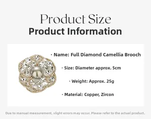 Détail d'une broche camélia de luxe avec pavé de zircons et perle grise, taille 5cm