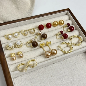 Ensemble d'boucles d'oreilles élégantes en perles dorées avec clous et créoles variés
