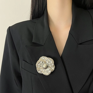 Broche Fleur de Camélia Vintage Élégante Strass Zircone Incrusté Künstliche Perle Grise Épingle Ton Argent Bijoux de Mode Cadeau