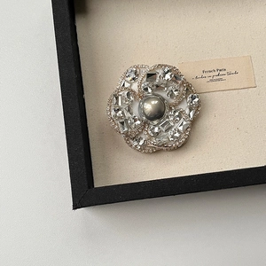 Broche camélia exagérée avec perle et cristaux scintillants de style vintage français