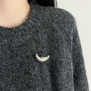 French Croissant Brooch Pin For Women Minimalist Copper Metal Pleated Texture Fashion Clothing Anti-Exposure Pins Accessories