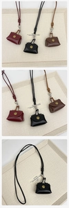 Détails des pendentifs mini sacs en cuir sur colliers tressés en trois couleurs classiques