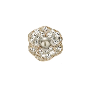 Élégante broche fleur de camélia avec perle grise et cristaux étincelants sur base dorée