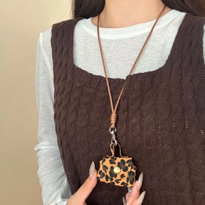 Mini sac à bandoulière léopard avec cordon tressé et bouton-pression doré élégant