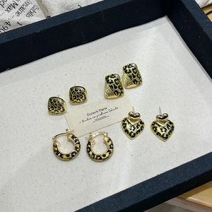 Gouden luipaardprint geometrische oorbellen set met hart en ronde vormen