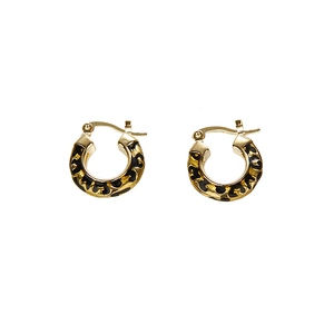 Klassieke gouden oorringen met gedurfde luipaardprint voor een trendy dameslook