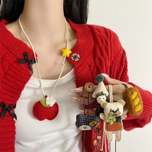 Schattige handgemaakte pluche rode appelketting met beertjeshangers en vilt details